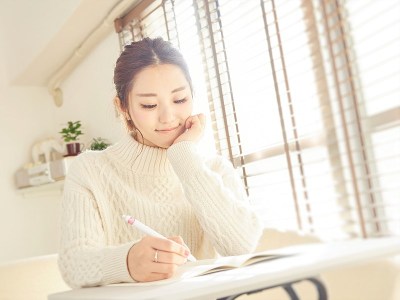 亚洲妇女在做学校作业