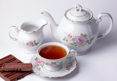白花茶具和巧克力餐具