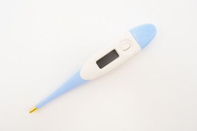 电子体温计医疗在白色背景隔离。用体温计测量体温。“由于covid-19病毒、流感和冠状病毒。保健和外