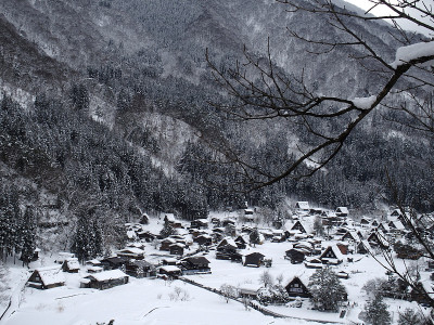 白川村——日本岐阜的一个被雪覆盖的木屋村，联合国教科文组织的国家遗产村