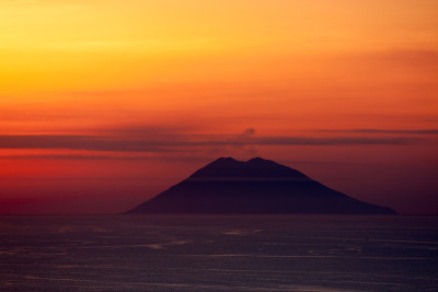 日落时的斯特龙博利火山