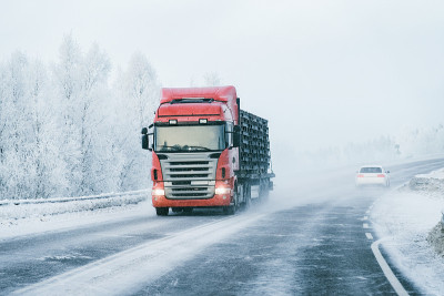 芬兰拉普兰雪地上的卡车