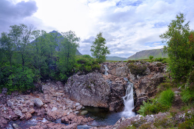库波尔河瀑布与Buachaille Etive Mor，苏格兰