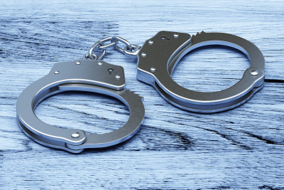 刑事司法与有罪判决的概念:铁锁手铐放在桌上。