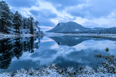 羊湖-雪夜的鹿山反映在平静的羊湖在落基山国家公园，科罗拉多州，美国。