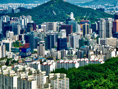 韩国首尔城市景观，晴朗的天空和白云