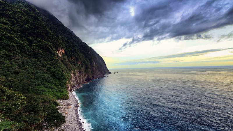 沿台湾海岸线的悬崖峭壁的自然景观