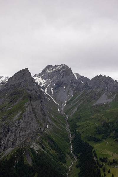 在瑞士的炉边徒步旅行。登上顶峰，翻越阿尔卑斯山，欣赏美丽的风景。史诗般的风景，看起来像霍比特人的土地