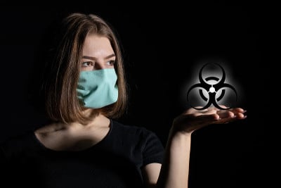 一名年轻的医学学徒在医院的传染病病房里向人们报告这种威胁。