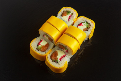 日本料理:一套鲑鱼寿司和鲑鱼鳗鱼卷