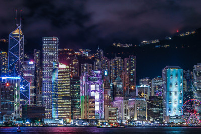 从维多利亚港眺望香港夜景