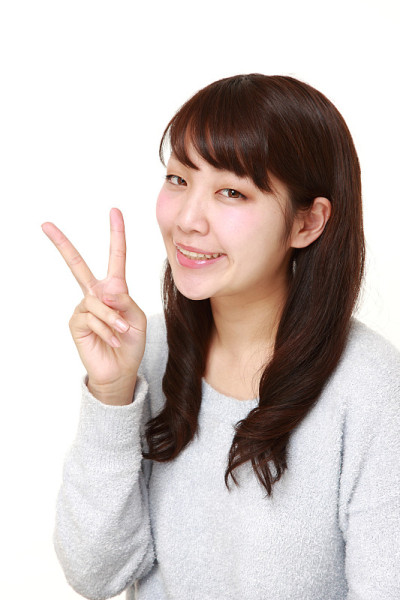 显示胜利标志的女人