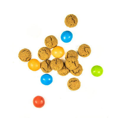 一堆零散的胡椒味饼干