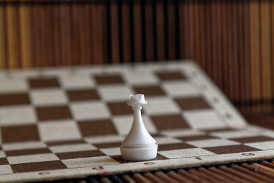 木制棋盘和塑料棋子，在棋盘上