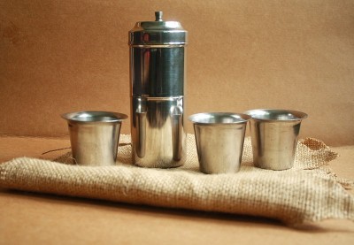 南印度传统过滤咖啡。咖啡过滤器和咖啡杯(平底玻璃杯)