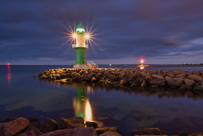 绿色Warnemünde夜晚的灯塔