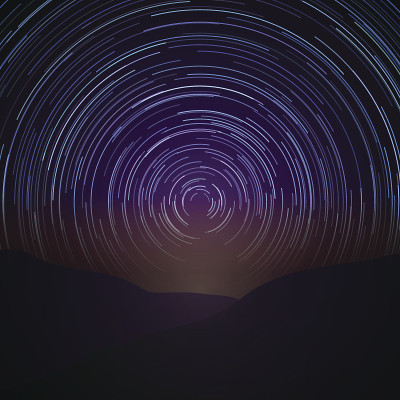 有星星轨迹的夜空。银河系矢量背景
