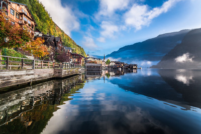 阿尔卑斯山脉清晨雾气蒙蒙的湖景
