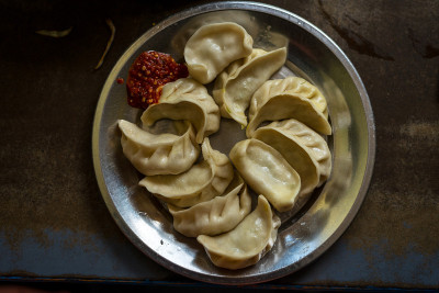 尼泊尔传统饺子馍馍与番茄酸辣酱，四川酱在喜马拉雅山