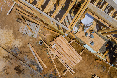 堆叠的木质建筑材料由木板、木框架和梁组成