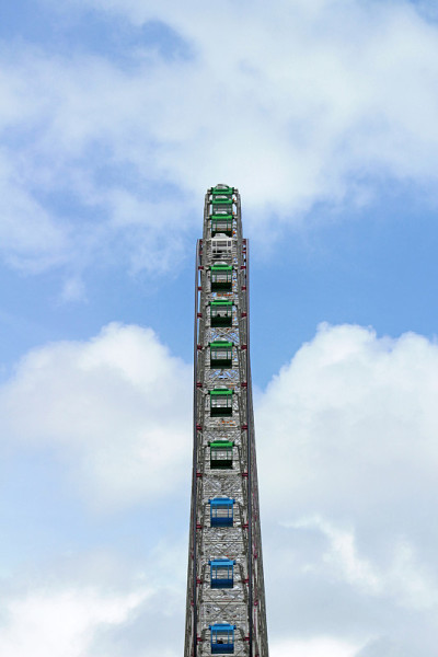 在蓝天下建造的大摩天轮