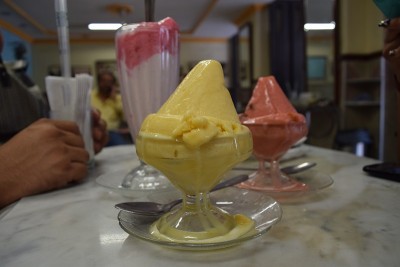 尤卡坦半岛梅里达一家餐馆里的传统墨西哥甜点champola和sorbete