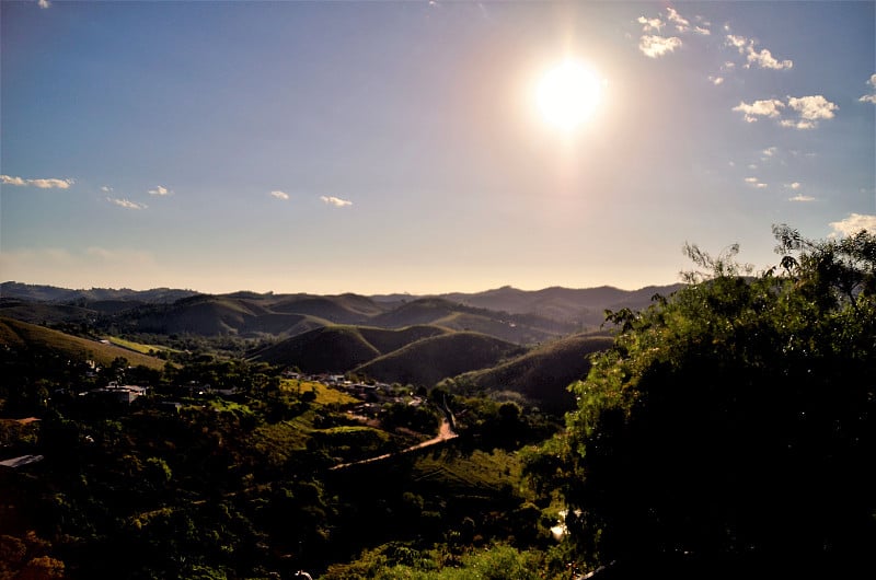 傍晚时分的太阳在Serra da mantiqueira山上