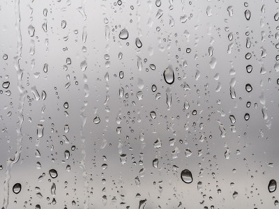 雨滴顺着窗户滴下来