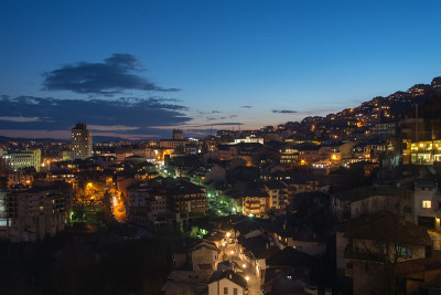 大的Tarnovo。城里的夜晚。