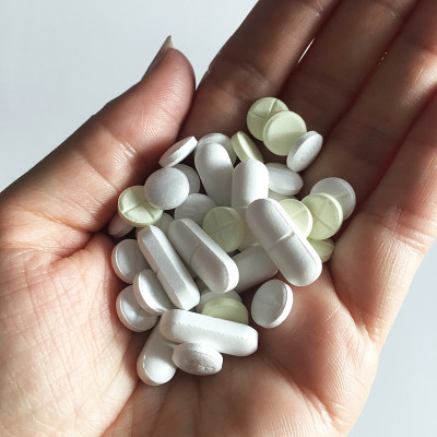 手里拿着白色药丸
