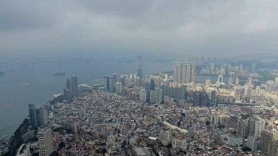 下雨天的海滨小城风光