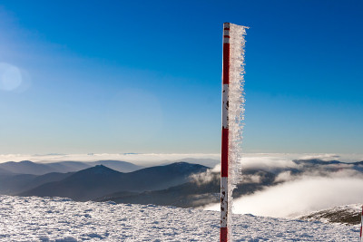 在博拉德尔蒙多的雪景日落。冰雪，山川，云海。瓜达拉玛山脉国家公园，纳瓦克拉达，西班牙马德里