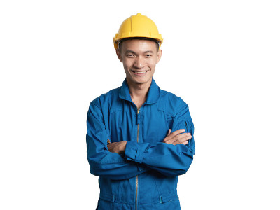 穿蓝色西装的亚洲工程师年轻人微笑着。