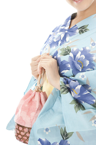 汤田女人拿着一个包
