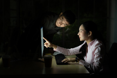 团队合作工作到深夜。
