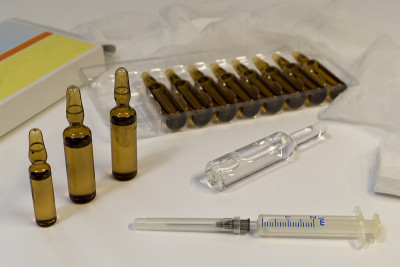 带药的注射器和安瓿放在白色的背景上