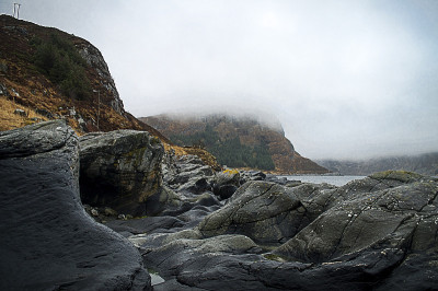近距离观察峡湾潮湿光滑的岩石