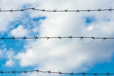 在阴云密布的天空下设计铁丝网