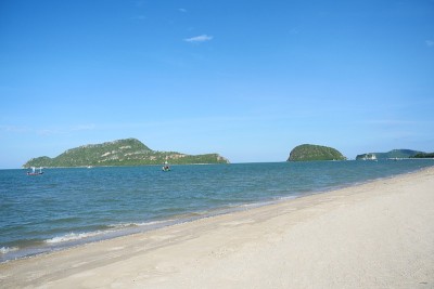 海浪拍打着棕色的沙滩