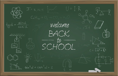 绿色学校黑板上的粉笔欢迎回到学校的文字和不同的学校符号。矢量插图。