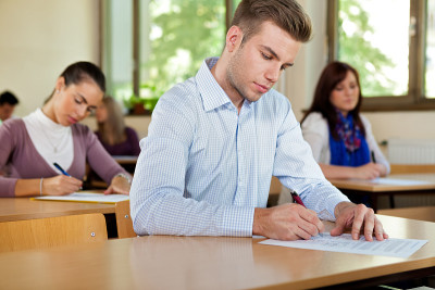 男学生在教室里