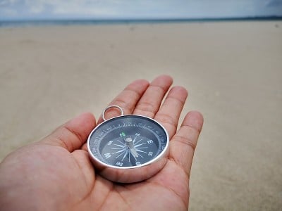 罗盘是一种用于导航和定位的仪器，它显示相对于地理基本方向或点的方向。有的利用磁能和风水来提升生活质量