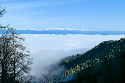 Matschacher Gupf -从奥地利阿尔卑斯山顶的全景。整个地区都笼罩在厚厚的云层中