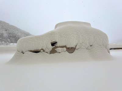 车辆被雪覆盖