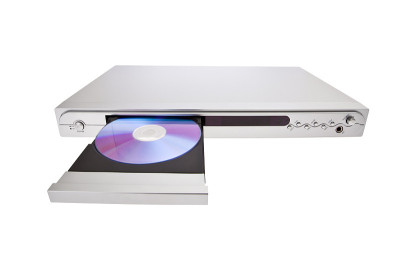DVD播放器弹射光盘与孤立的白色背景