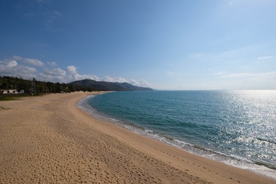 展望沙滩海岸线。蓝色的大海，反射着阳光。