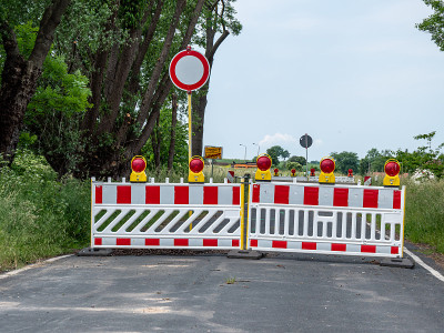 道路被建筑工地堵住了