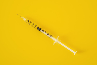 黄色背景为空胰岛素注射器