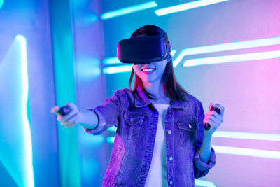 亚洲女孩戴vr眼镜