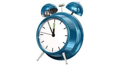 12点前5点-显示时间12点前5点的复古闹钟-隔离在白色上